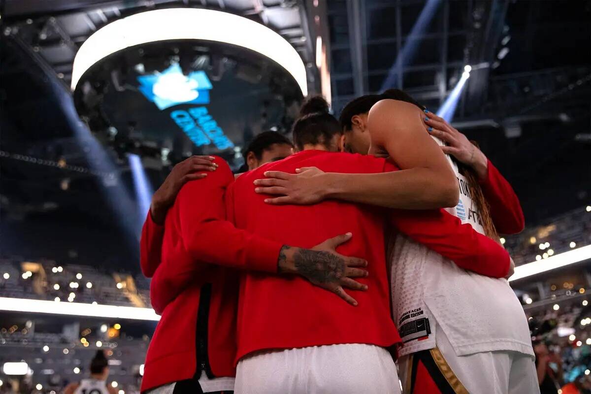 Las Vegas Aces se abrazan antes del tercer partido de la final de baloncesto de la WNBA contra ...
