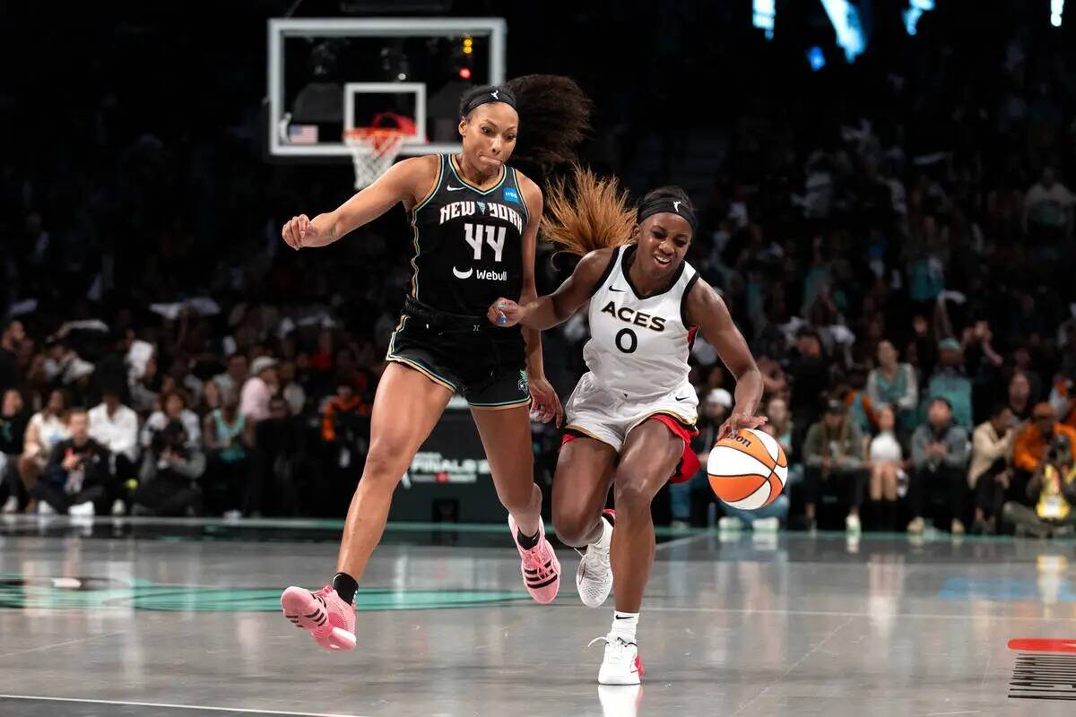 La alera de las New York Liberty Breanna Stewart, en el centro a la derecha, roba el balón a l ...