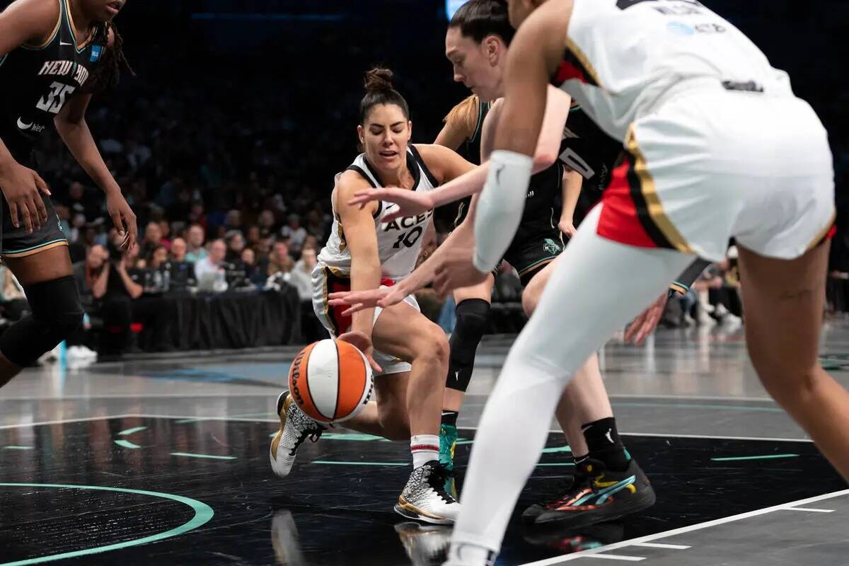 La alera de Las Vegas Aces Alysha Clark (7) lanza contra la escolta de New York Liberty Sabrina ...