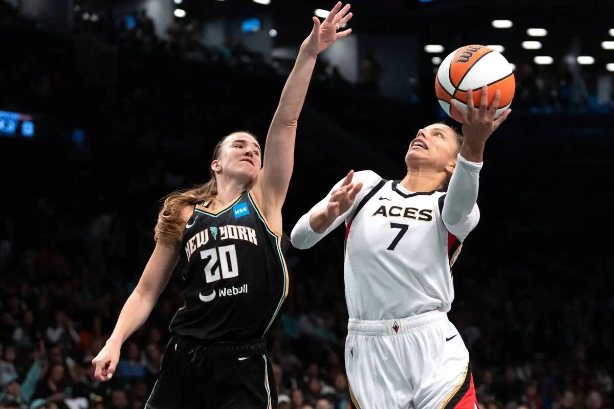 La escolta de Las Vegas Aces Chelsea Gray (12) lanza contra la alera de New York Liberty Breann ...