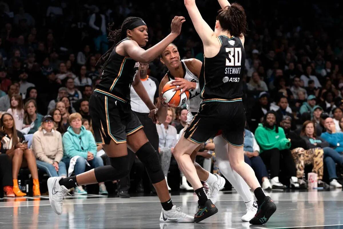 La alera de Las Vegas Aces A'ja Wilson (22) lanza contra la alera de New York Liberty Breanna S ...