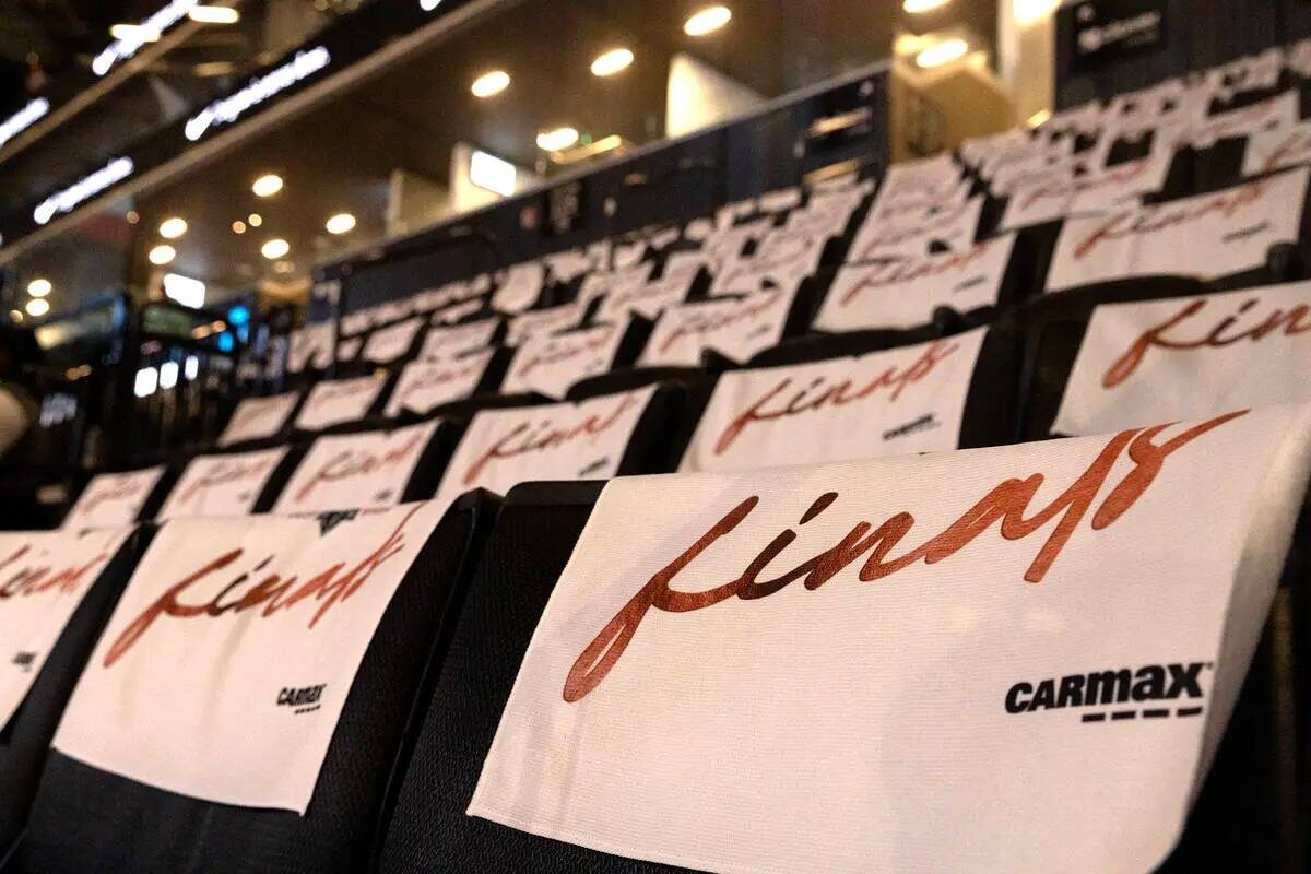Las toallas de los fans adornan los asientos antes del tercer partido de la final de baloncesto ...