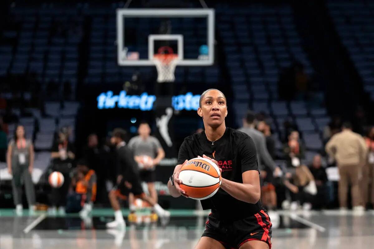 La alera de Las Vegas Aces A'ja Wilson calienta antes del tercer partido de la final de balonce ...