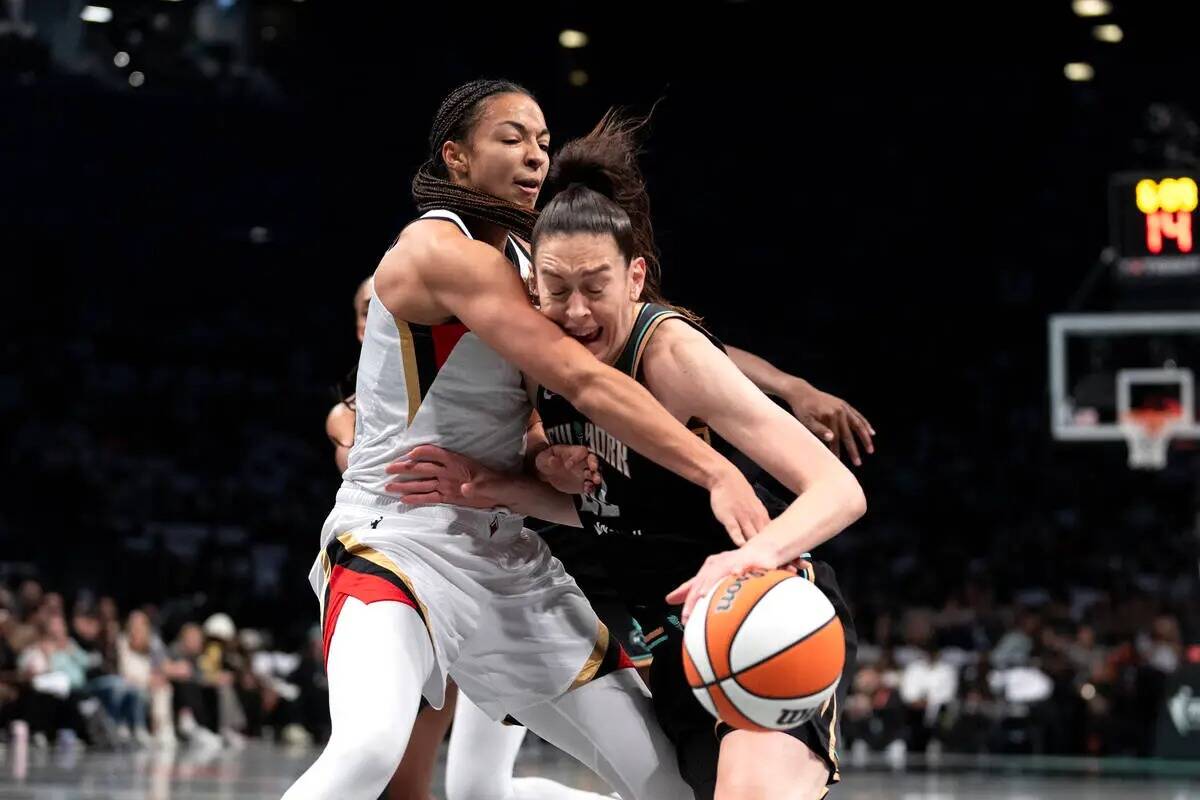 La pívot de Las Vegas Aces Kiah Stokes (41) defiende ante la alera de New York Liberty Breanna ...