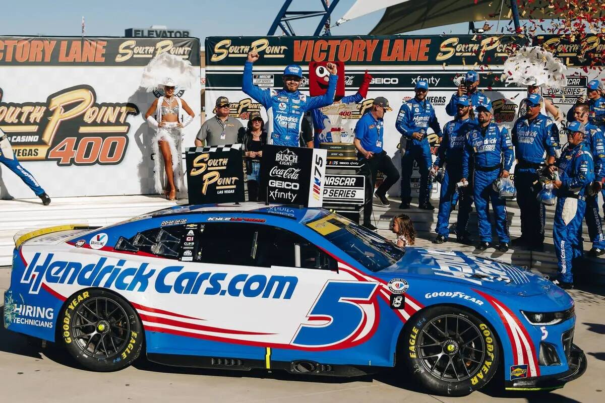 Kyle Larson celebra encima de su auto después de ganar la South Point 400 en Las Vegas Motor S ...