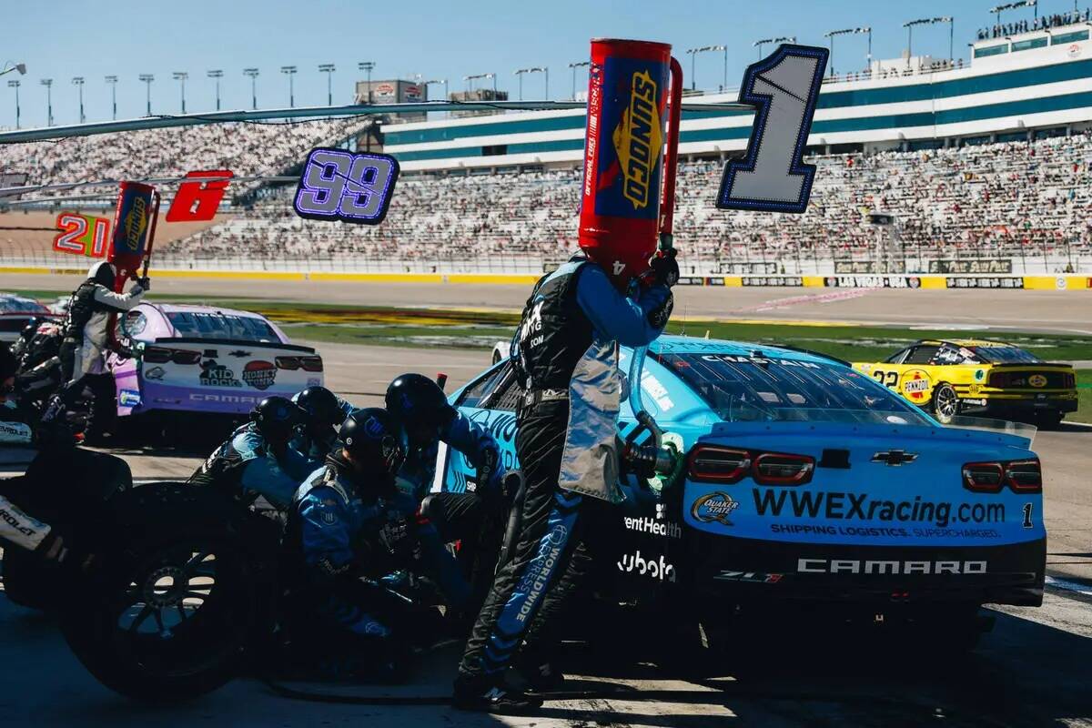 El equipo de pits de Ross Chastain trabaja en su auto durante la South Point 400 en Las Vegas M ...