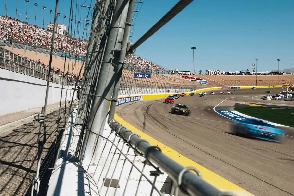 Autos de carreras circulan a toda velocidad por la pista durante la South Point 400 en Las Vega ...