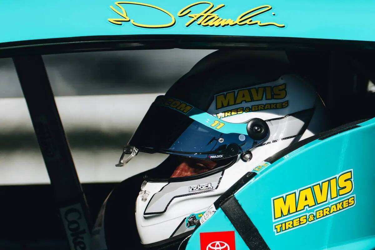 Denny Hamlin se acomoda en su auto antes de arrancar en la South Point 400 en Las Vegas Motor S ...