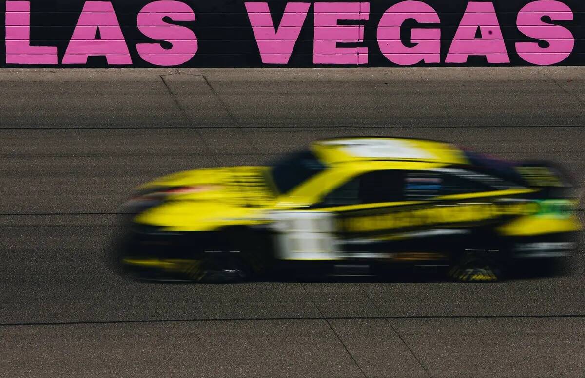 Kyle Busch conduce a toda velocidad por la pista durante la South Point 400 en el Las Vegas Mot ...