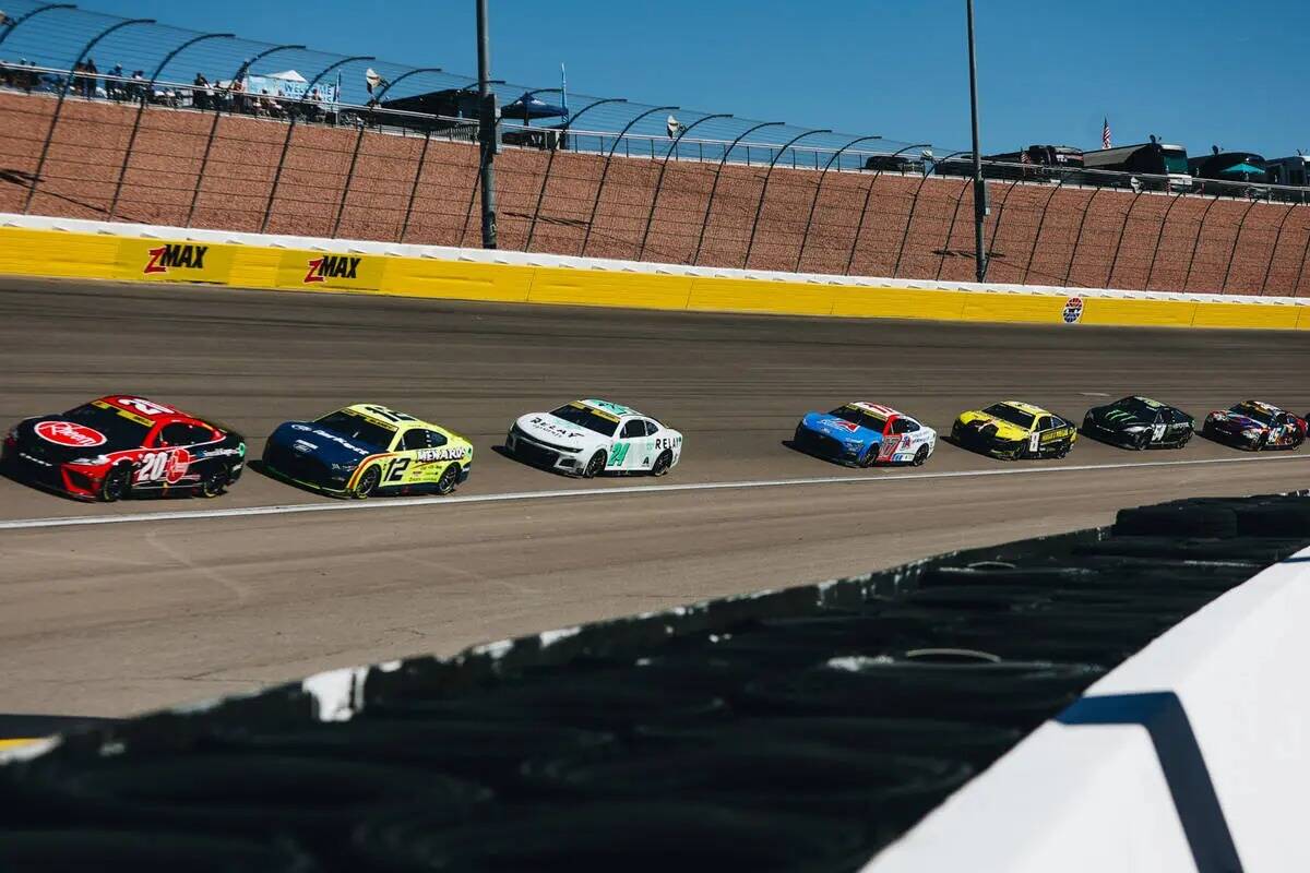 Autos de carreras circulan a toda velocidad por la pista durante la South Point 400 en Las Vega ...