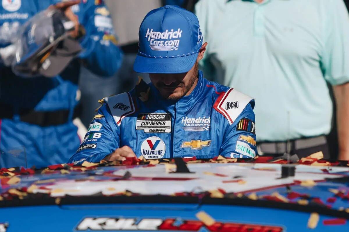 Kyle Larson coloca una calcomanía en su auto para conmemorar que ganó la South Point 400 en L ...