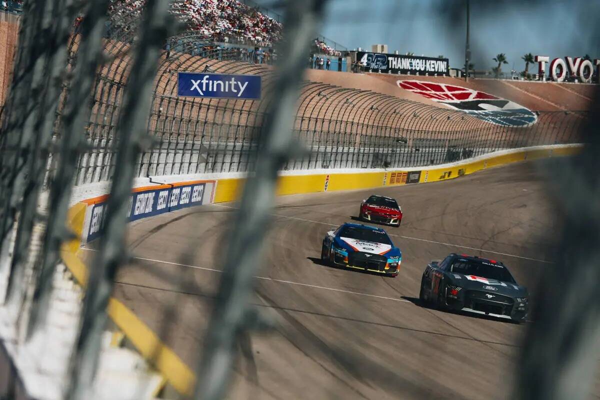 Autos de carreras circulan a toda velocidad por la pista durante la South Point 400 en Las Vega ...