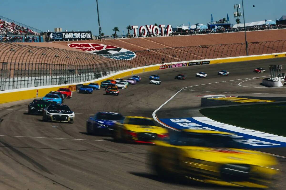 Autos de carreras circulan a toda velocidad por la pista durante la South Point 400 en Las Vega ...