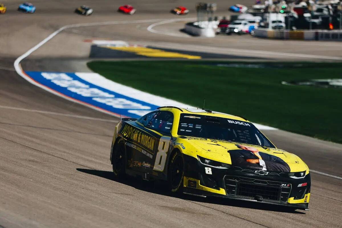 Kyle Busch acelera a través de la pista durante la South Point 400 en el Las Vegas Motor Speed ...