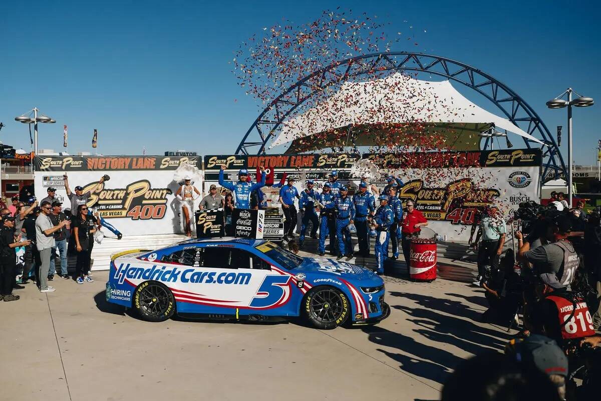 Kyle Larson celebra encima de su auto después de ganar la South Point 400 en Las Vegas Motor S ...