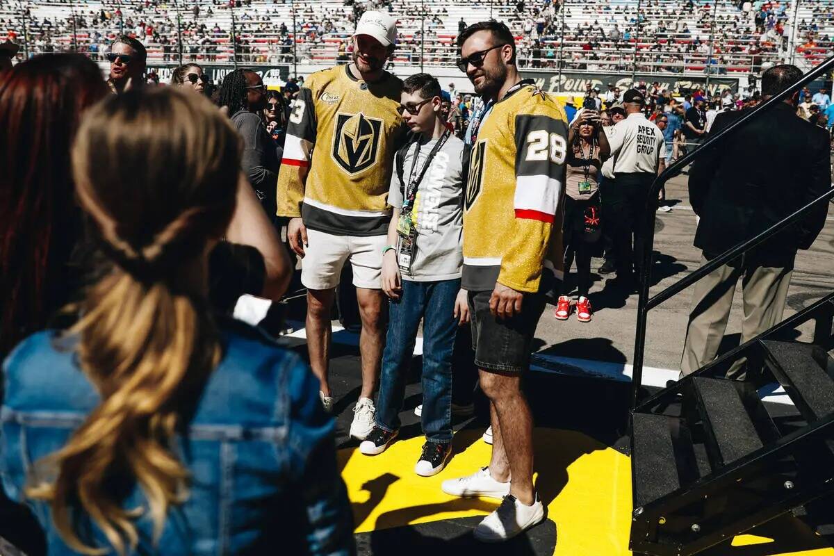 Los compañeros de equipo de los Golden Knights Adin Hill, izquierda, y William Carrier, derech ...