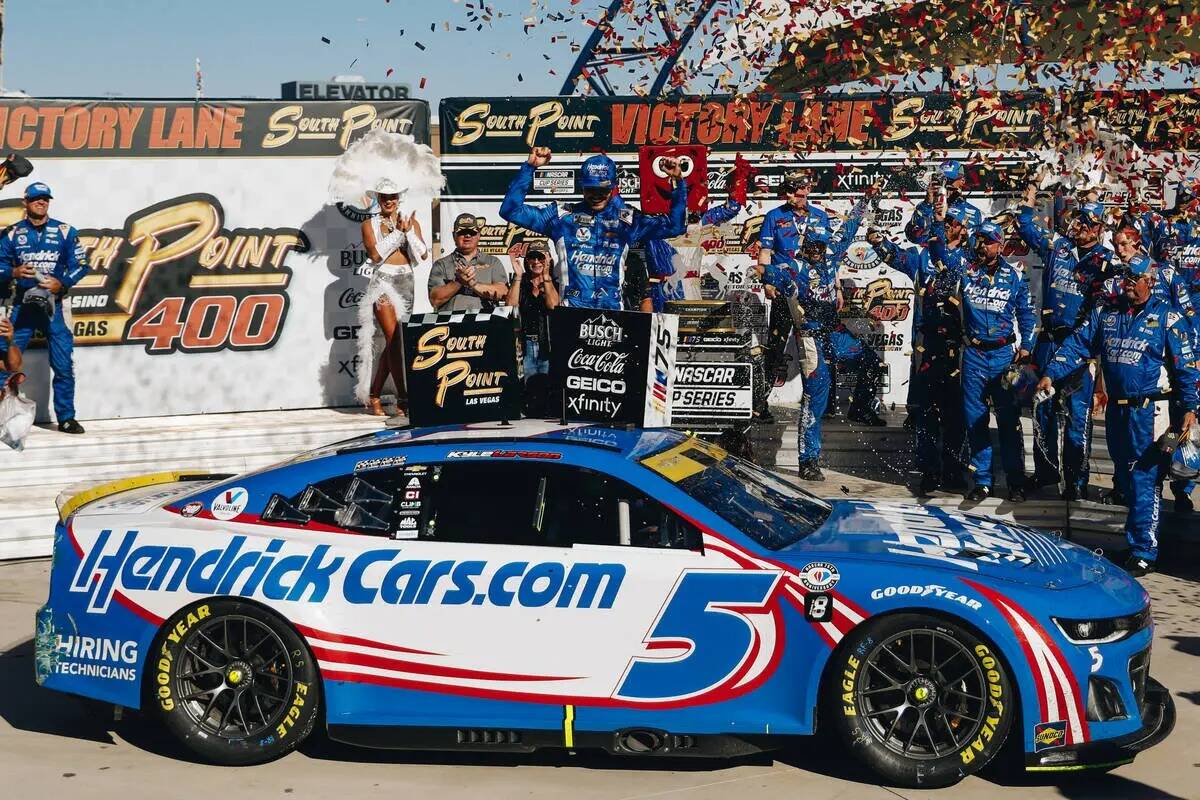 Kyle Larson celebra en lo alto de su auto tras ganar la South Point 400 en Las Vegas Motor Spee ...