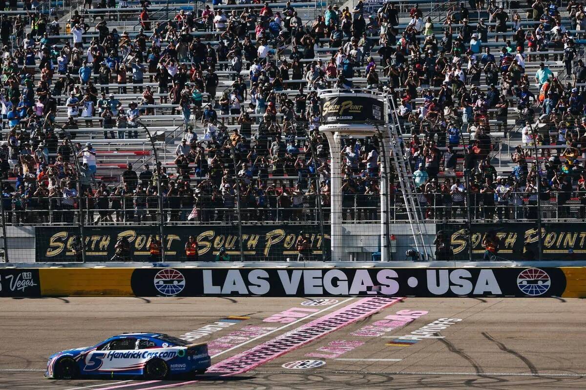 Kyle Larson celebra su victoria en la South Point 400 con una vuelta de la victoria en Las Vega ...