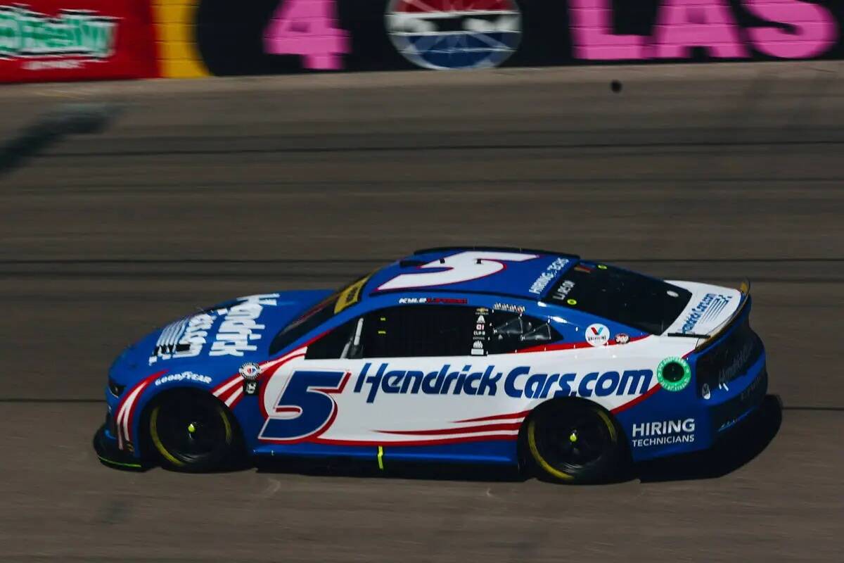 Kyle Larson acelera durante la South Point 400 en Las Vegas Motor Speedway el domingo 15 de oct ...