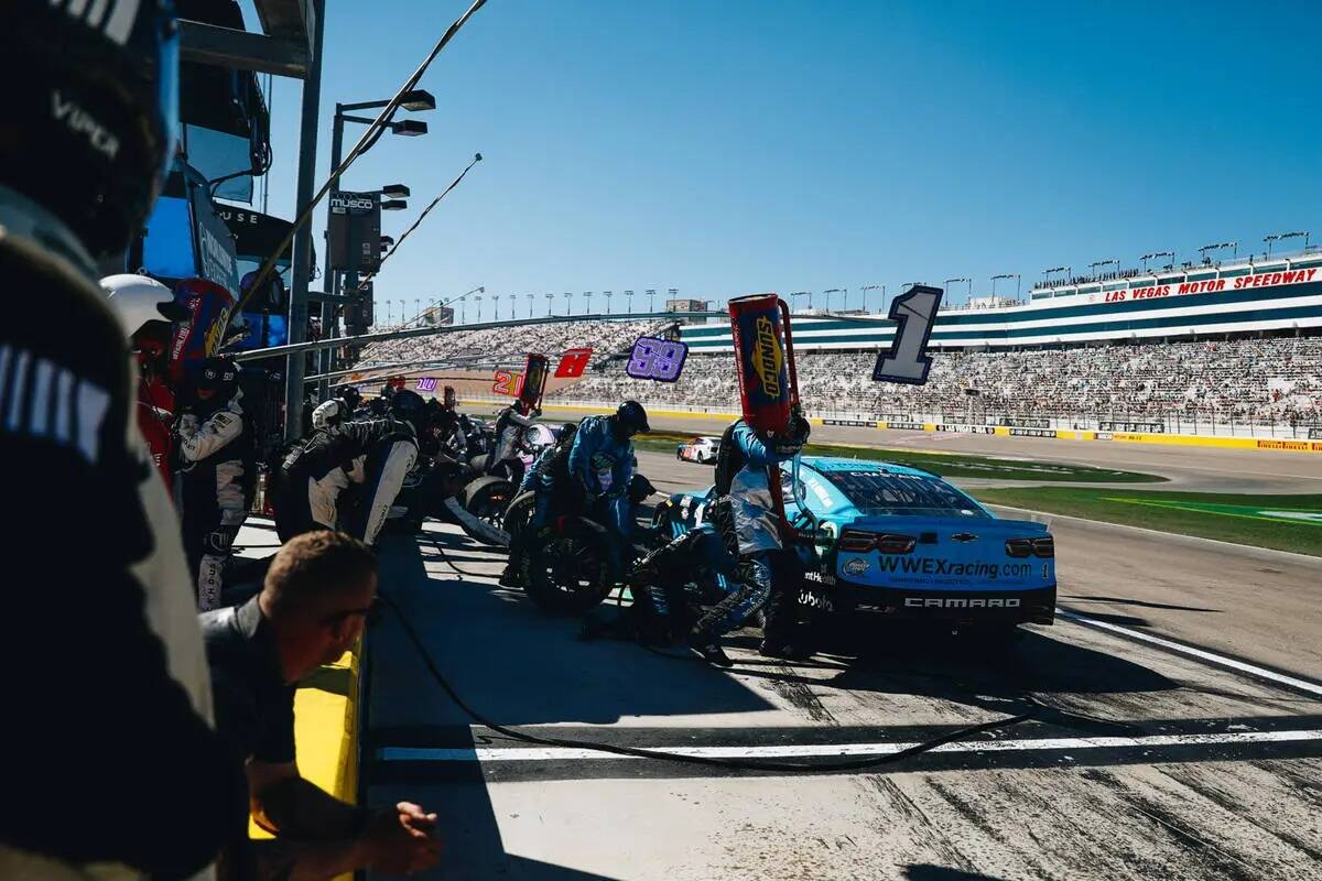 El equipo de boxes de Ross Chastain trabaja en su auto durante la South Point 400 en Las Vegas ...