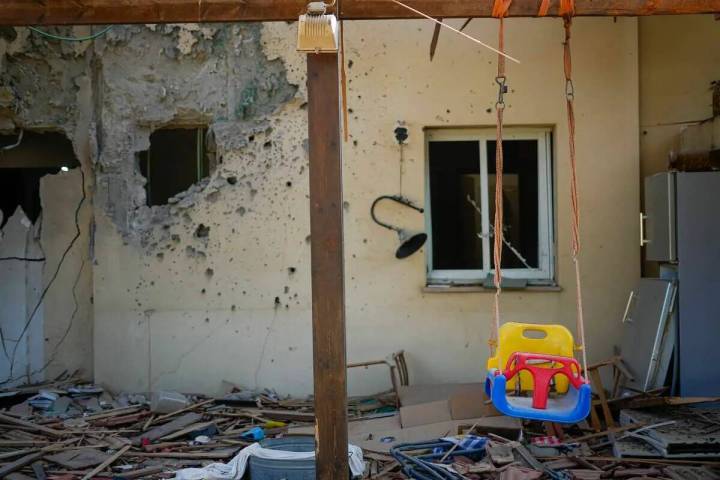 Un columpio infantil cuelga de una casa dañada por militantes de Hamás en el kibutz Be'eri, I ...