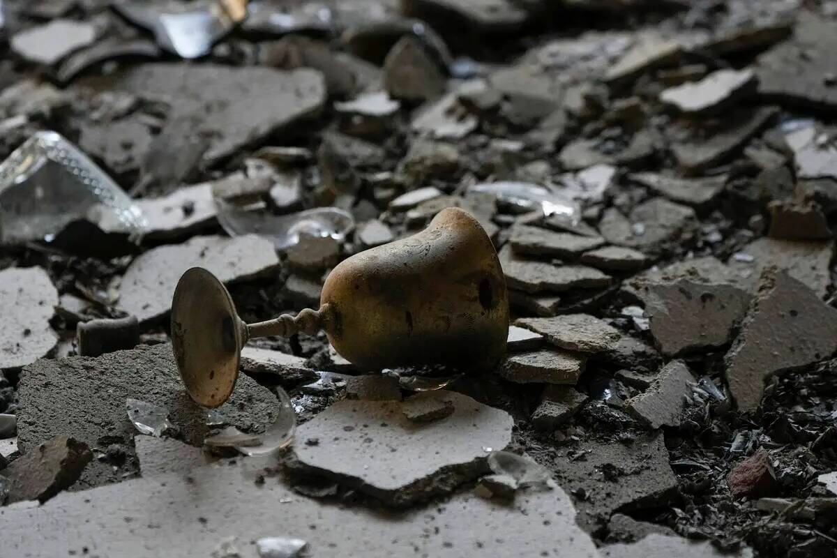 Una taza de Kiddush quemada en una casa dañada por militantes de Hamás en el kibutz Be'eri, I ...
