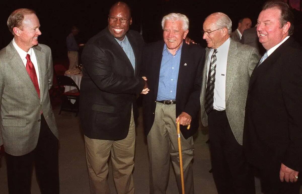 Los miembros del Salón de la Fama del Deporte del Sur de Nevada en 2004, de izquierda a derech ...