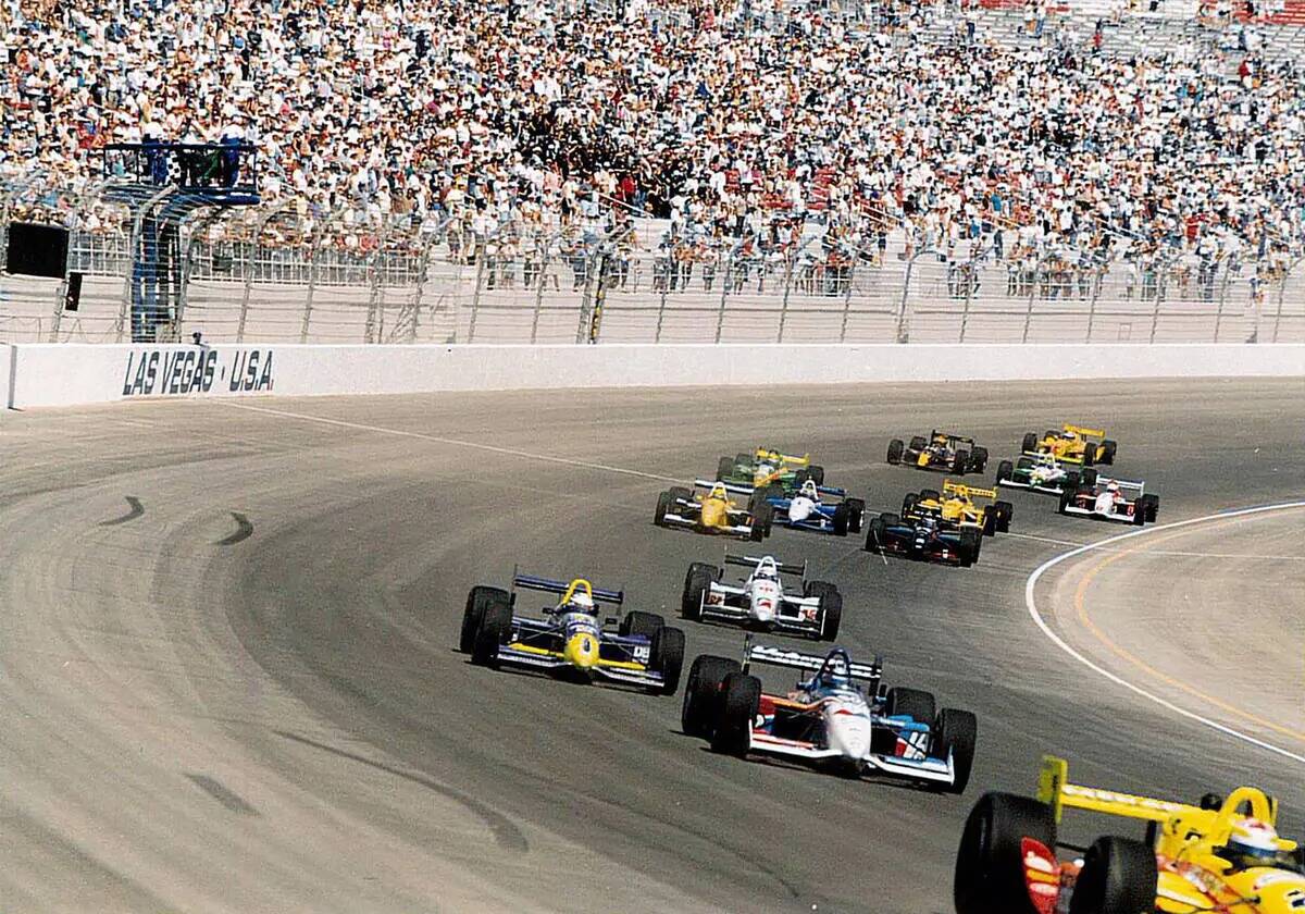 Los pilotos compiten durante Las Vegas 500K de la Indy Racing League en Las Vegas Motor Speedwa ...