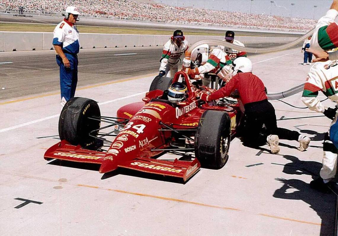 Un piloto hace una parada en pits durante la Indy Racing League's Las Vegas 500K en Las Vegas M ...