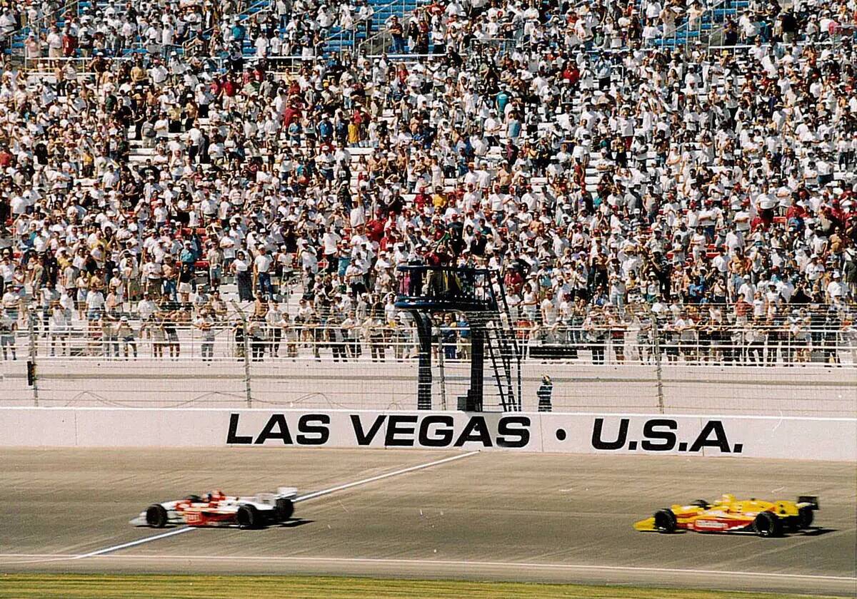 Los pilotos compiten durante Las Vegas 500K de la Indy Racing League en Las Vegas Motor Speedwa ...