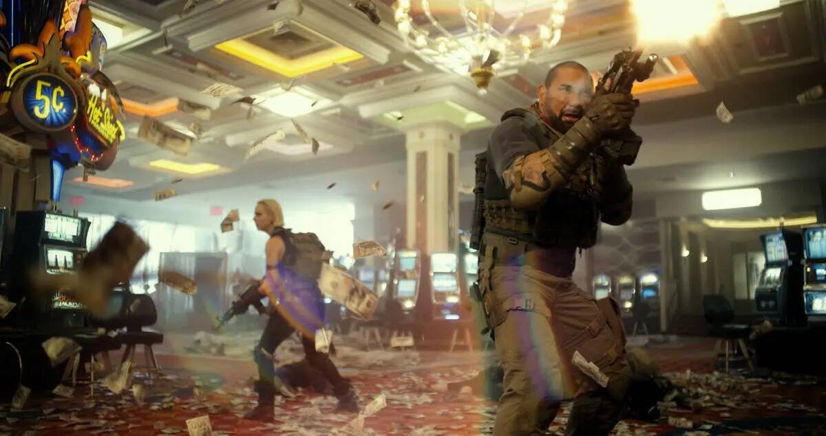 El mercenario Scott Ward (Dave Bautista) lucha contra zombis en un casino de Las Vegas en "Army ...