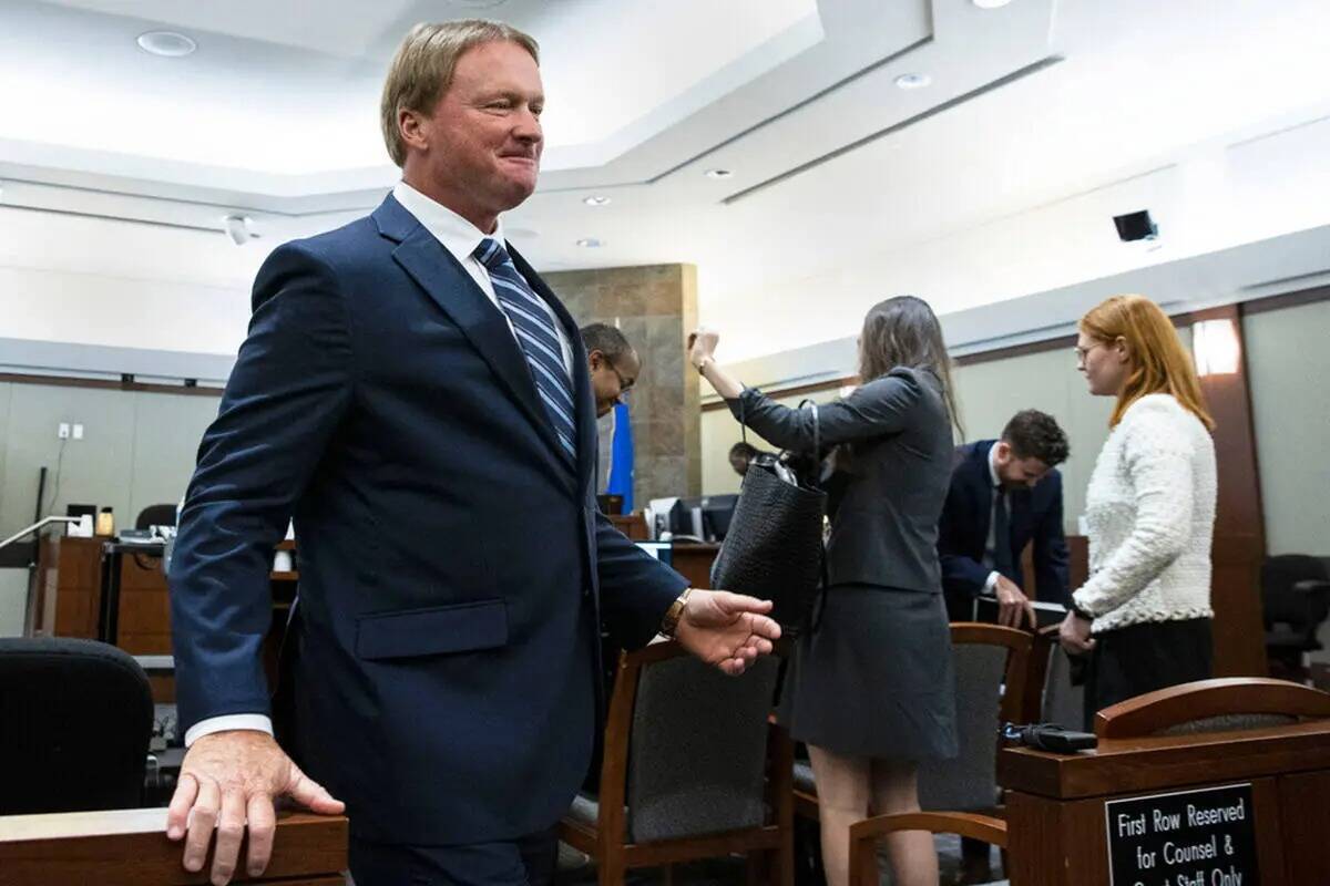 El exentrenador de los Raiders, Jon Gruden, abandona la sala tras comparecer en una audiencia e ...