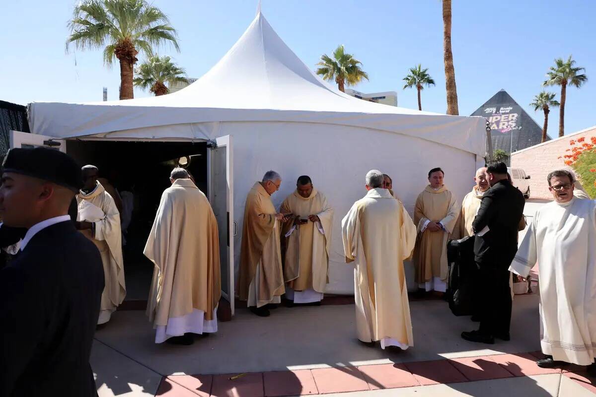 Miembros del clero se preparan para la imposición de la Misa del Palio en el Santuario del San ...