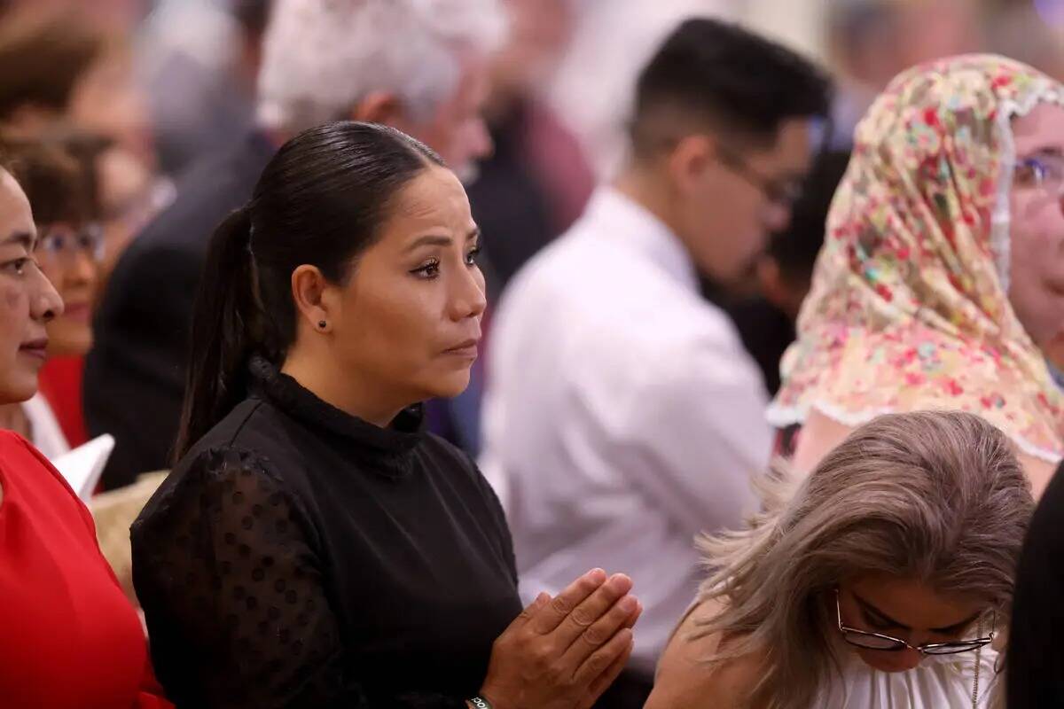 Avelina Murillo de Las Vegas reza durante la misa de imposición del Palio en el Santuario del ...