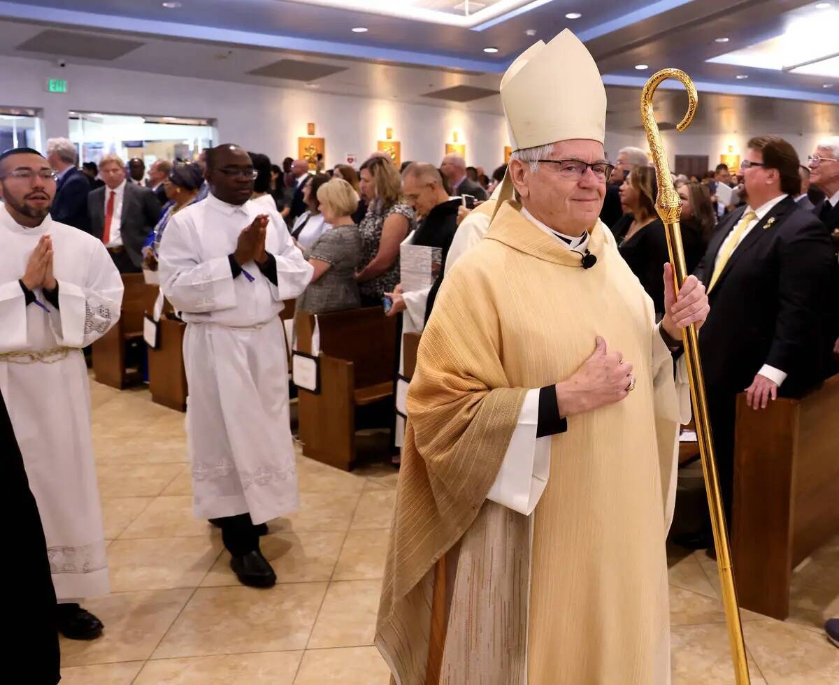 El arzobispo George Leo Thomas camina en la procesión durante la misa de imposición del Palio ...