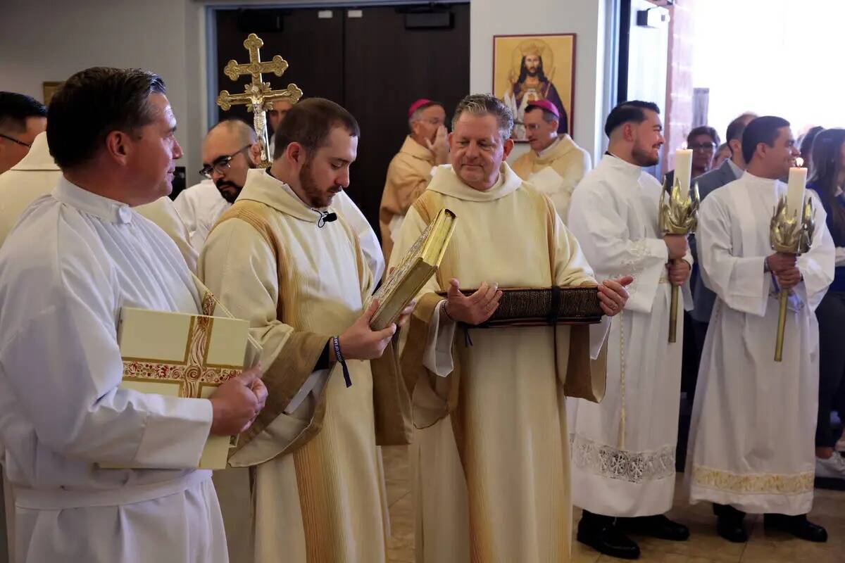 Miembros del clero se preparan para la imposición de la Misa del Palio en el Santuario del San ...