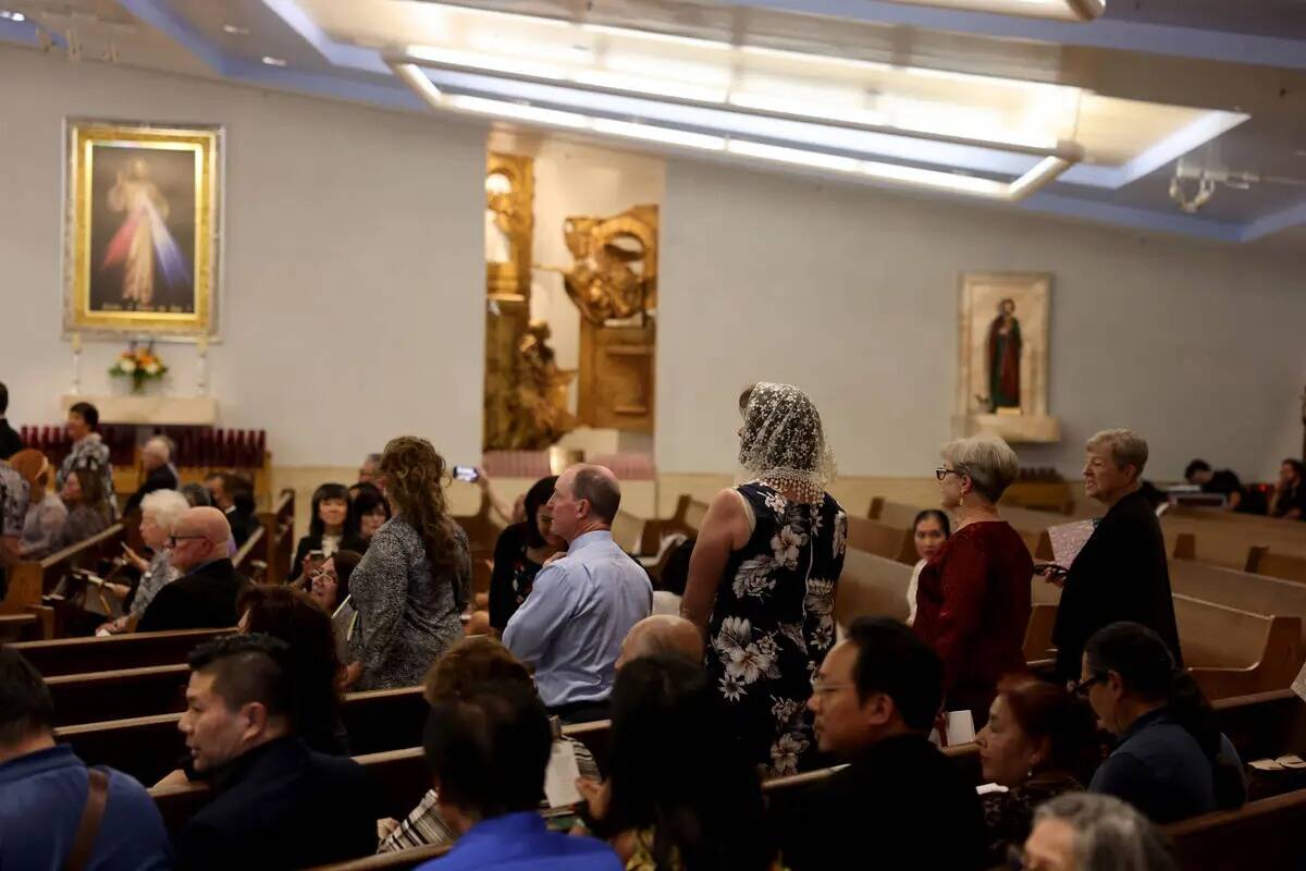 La gente espera para la imposición de la Misa del Palio en el Santuario del Santísimo Redento ...