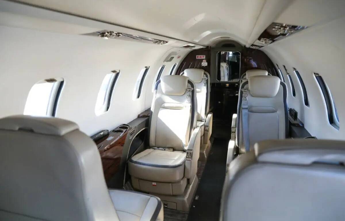 El interior de un Learjet 70 de 2014 que está a la venta, como se ve en la 2023 NBAA Business ...