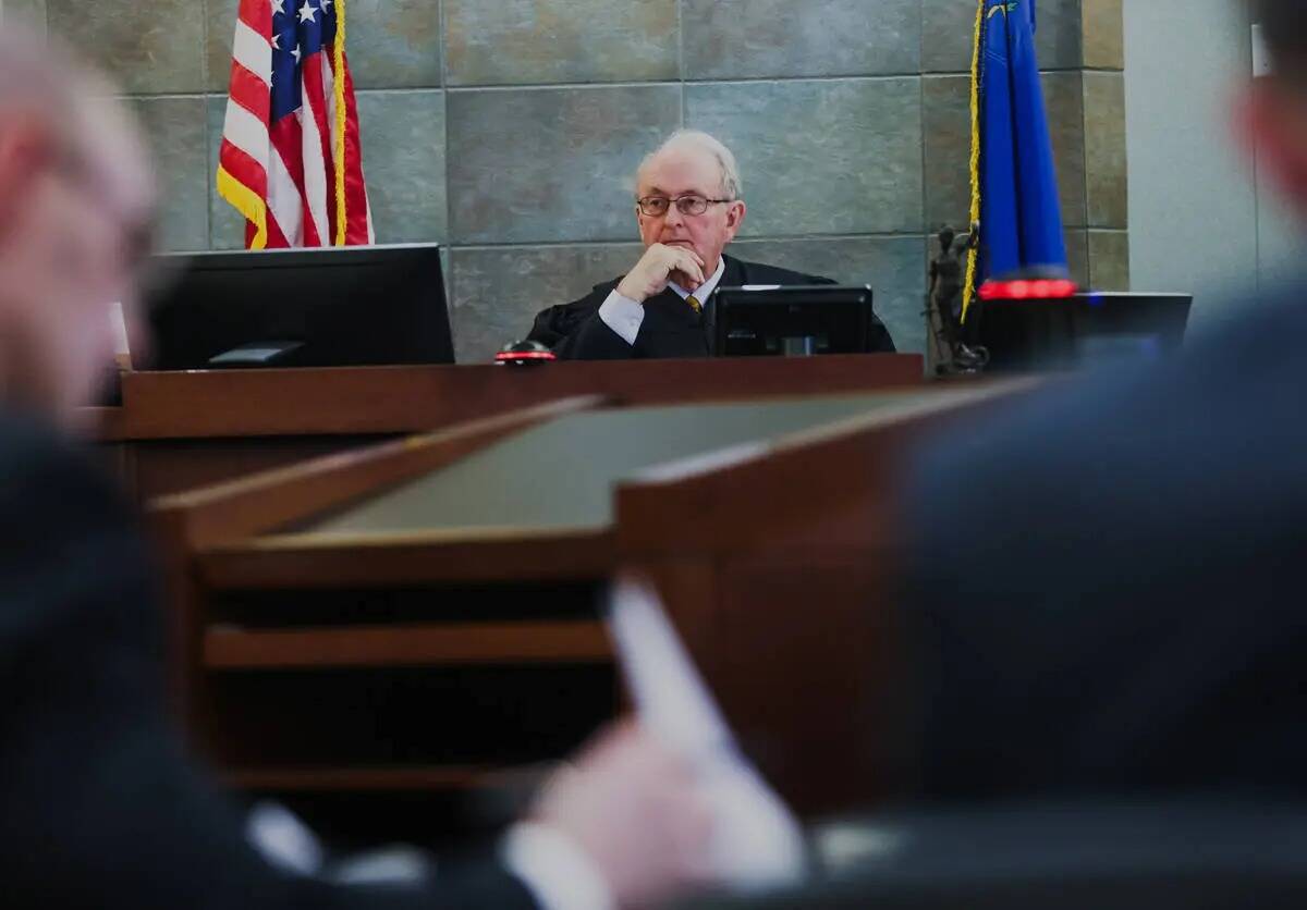 El juez de distrito del Condado Clark, Mark Denton, supervisa una audiencia sobre la demanda de ...