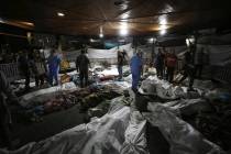 Los cuerpos de los palestinos muertos por un ataque aéreo contra el hospital Ahli Arab se ven ...