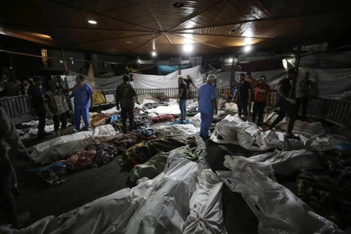 Los cuerpos de los palestinos muertos por un ataque aéreo contra el hospital Ahli Arab se ven ...