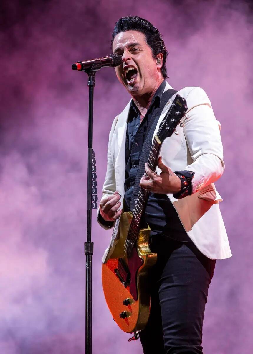 El cantante de Green Day, Billie Joe Armstrong, se presenta en el Downtown Stage durante el seg ...