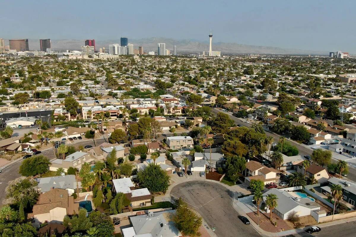 Vista aérea de viviendas cerca de Eastern Avenue y la carretera Desert Inn en Las Vegas en 202 ...