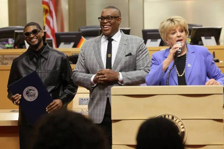 Usher, a la izquierda, sonríe tras recibir una proclamación del concejal de Las Vegas Cedric ...
