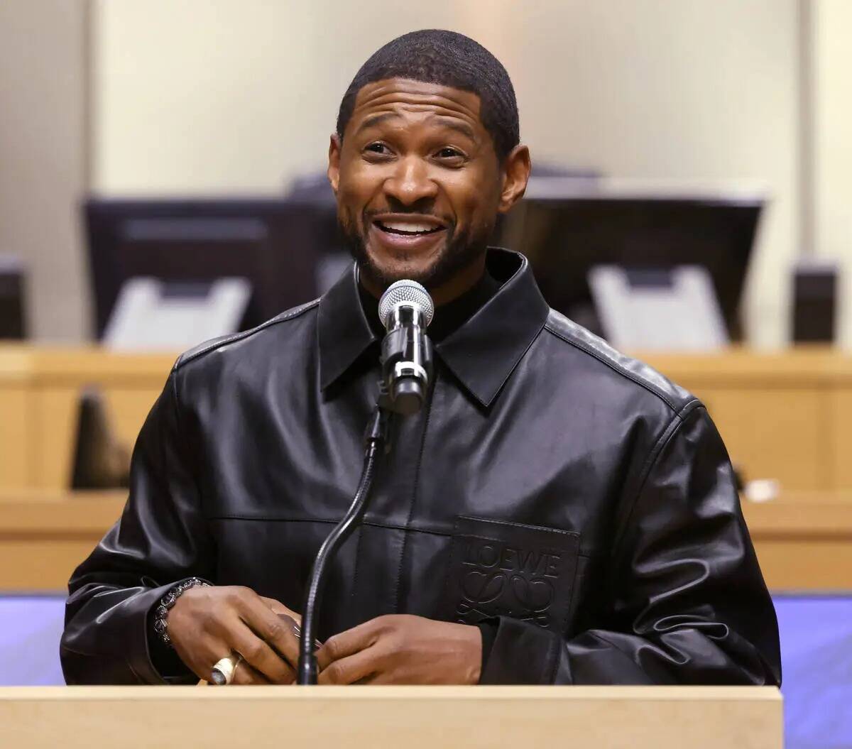 Usher habla después de recibir una llave de la ciudad de Las Vegas y una proclamación que mar ...