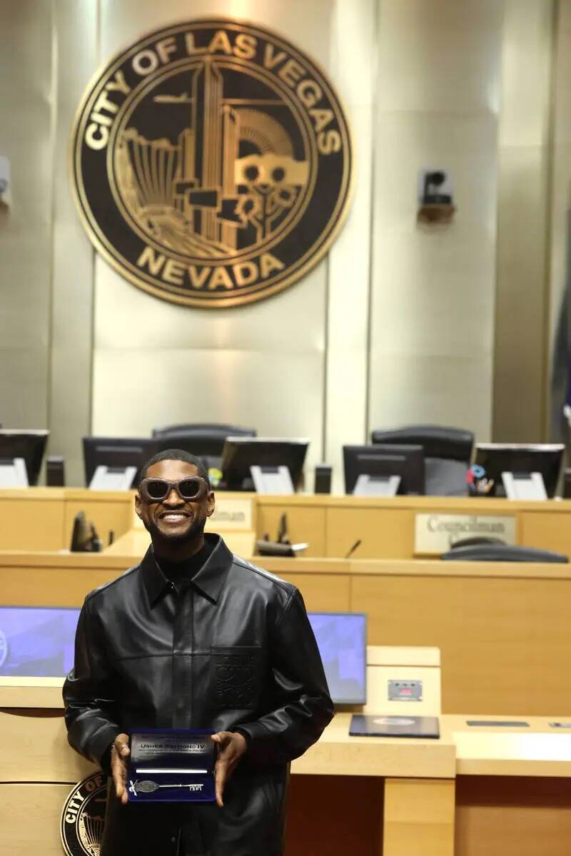 Usher muestra su llave a la ciudad de Las Vegas durante una ceremonia en el Ayuntamiento el mar ...