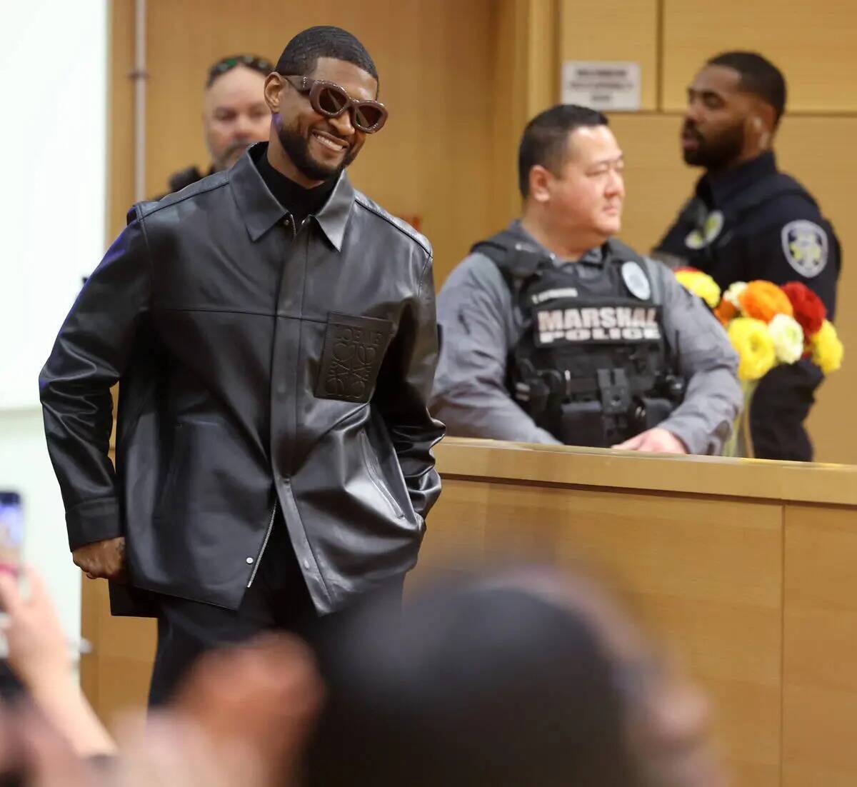 Usher llega al Ayuntamiento de Las Vegas antes de ser homenajeado por la alcaldesa Carolyn Good ...