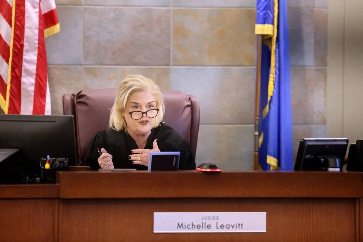 La jueza de distrito del Condado Clark Michelle Leavitt preside durante una audiencia judicial ...