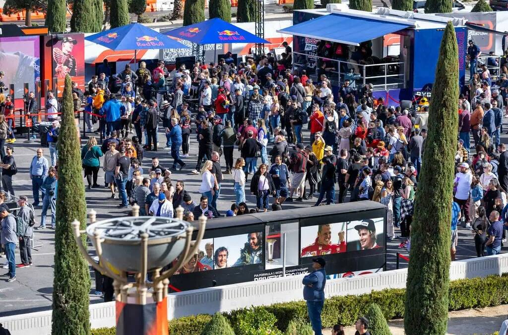 La Fan Fest del Grand Prix de Las Vegas de la Fórmula Uno atrae a una multitud en el Caesars P ...