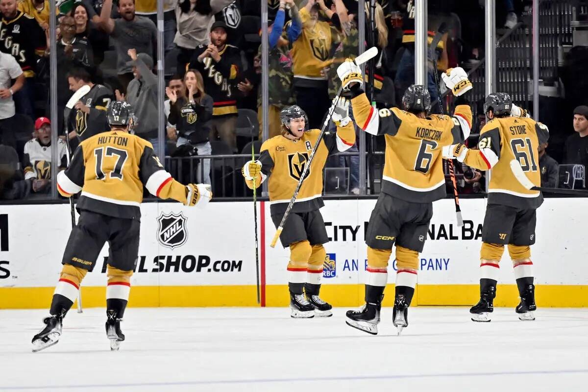 Los Vegas Golden Knights celebran el gol del centro William Karlsson (71) durante el tercer per ...